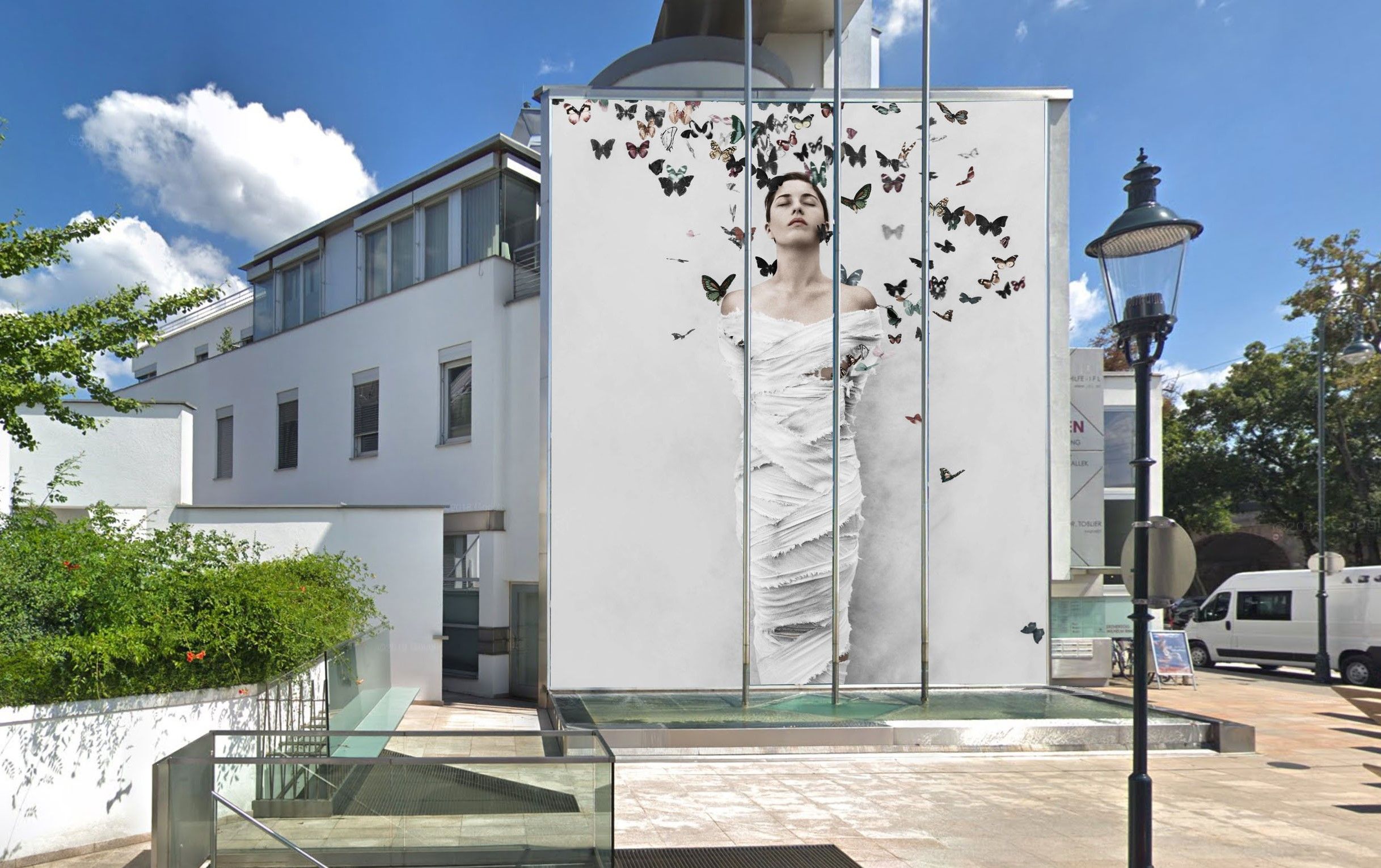 Foto der Fassade der Ordination mit einem Bild der La Gacilly Ausstellung